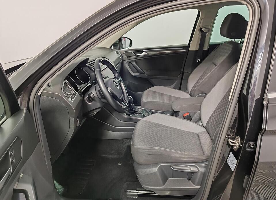 Volkswagen Tiguan 2.0 AMT (180 л.с.) 4WD