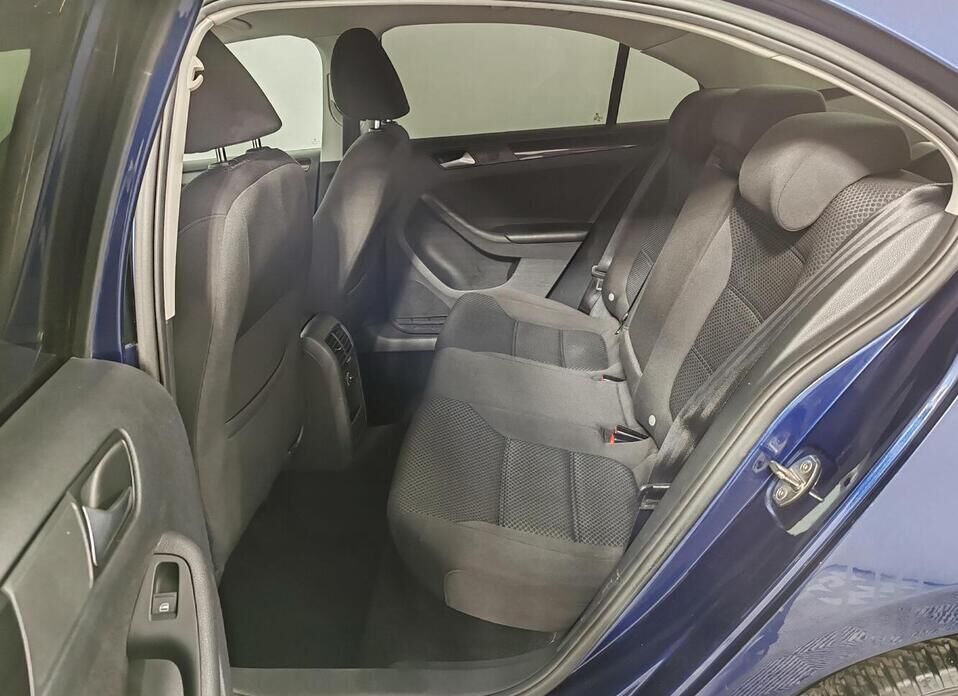 Volkswagen Jetta 1.6 AT (105 л.с.)
