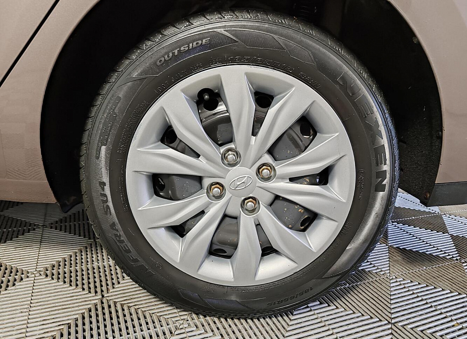 Hyundai Solaris, II Рестайлинг 1.6 MT (123 л.с.)