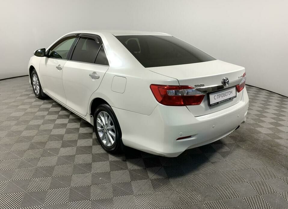 Toyota Camry 2.5 AT (181 л.с.)