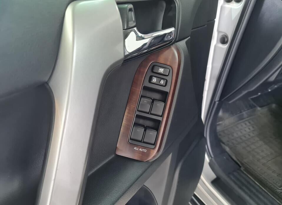 Toyota Land Cruiser Prado, 150 Series Рестайлинг 1 3.0d AT (173 л.с.) 4WD
