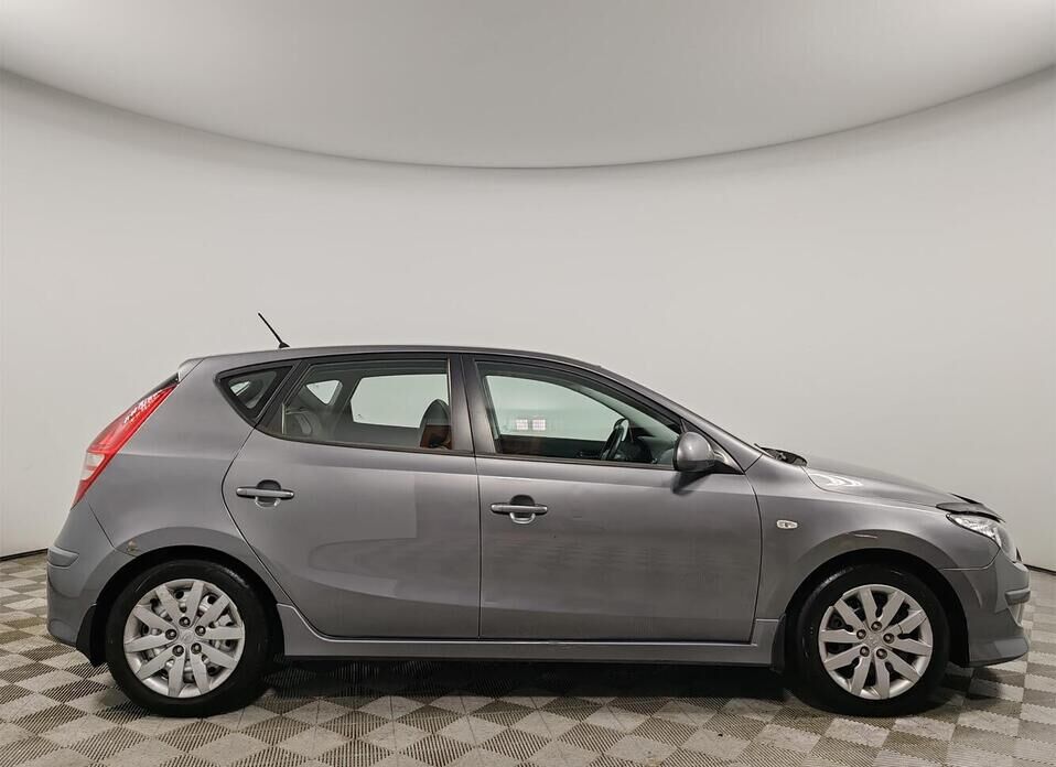 Hyundai i30, I Рестайлинг 1.6 MT (126 л.с.)