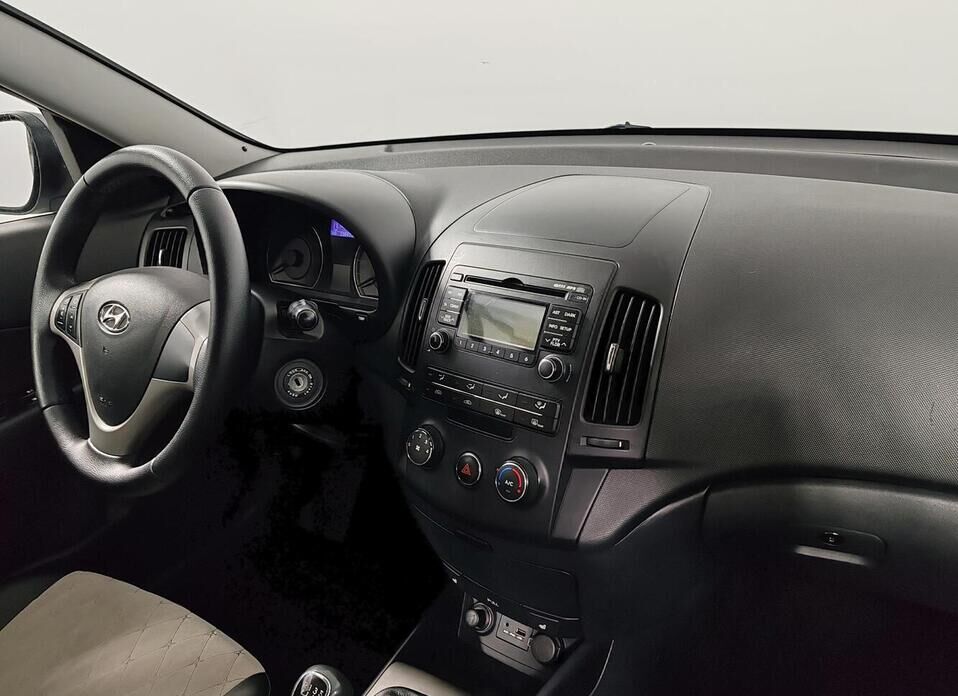 Hyundai i30, I Рестайлинг 1.6 MT (126 л.с.)