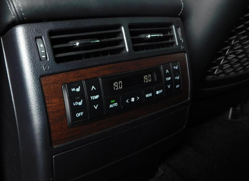 Toyota Land Cruiser, 200 Series Рестайлинг 2 4.5d AT (249 л.с.) 4WD