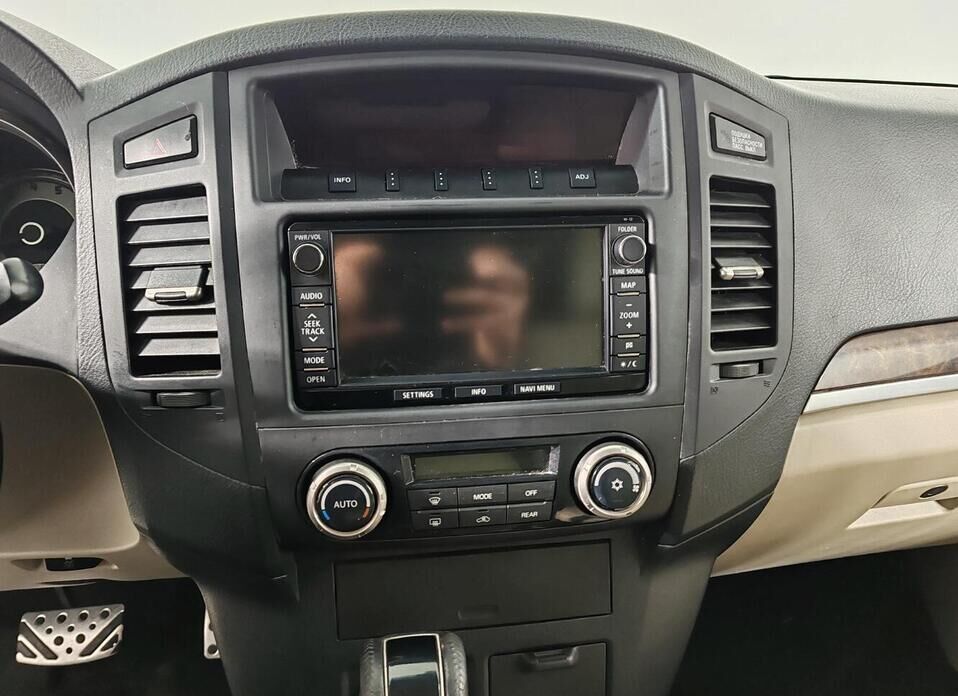 Mitsubishi Pajero, IV Рестайлинг 1 3.2d AT (200 л.с.) 4WD