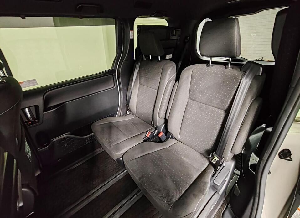 Toyota Voxy, III (R80) 1.8hyb CVT (99 л.с.)