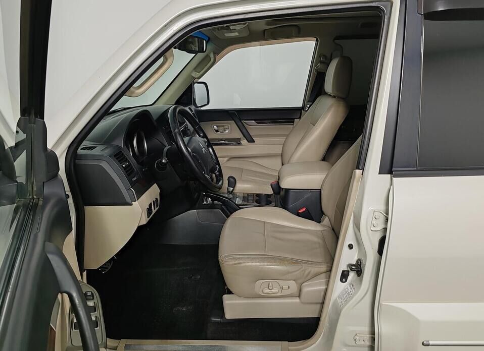 Mitsubishi Pajero, IV Рестайлинг 1 3.2d AT (200 л.с.) 4WD