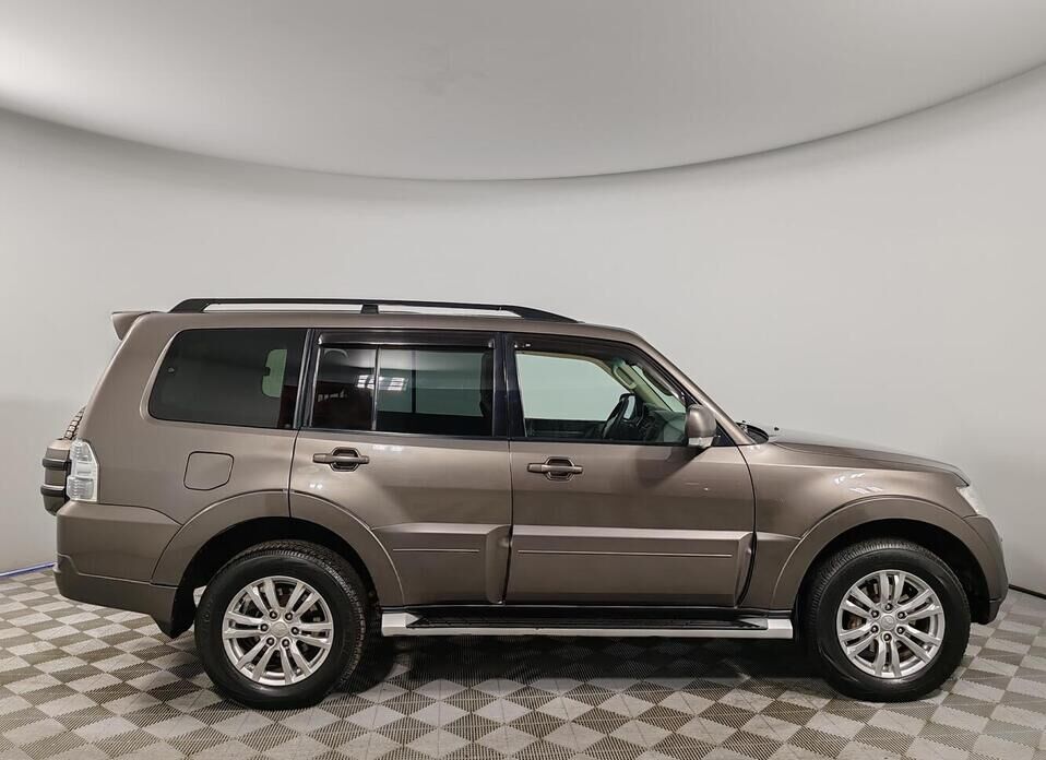 Mitsubishi Pajero, IV Рестайлинг 1 3.2d AT (200 л.с.) 4WD