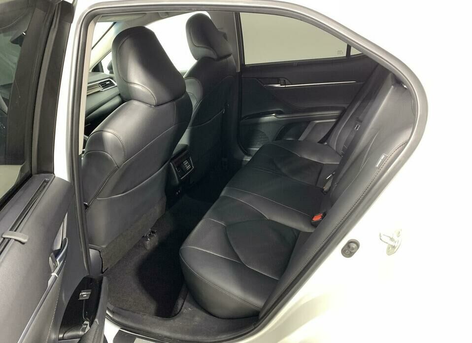 Toyota Camry 2.5 AT (181 л.с.)