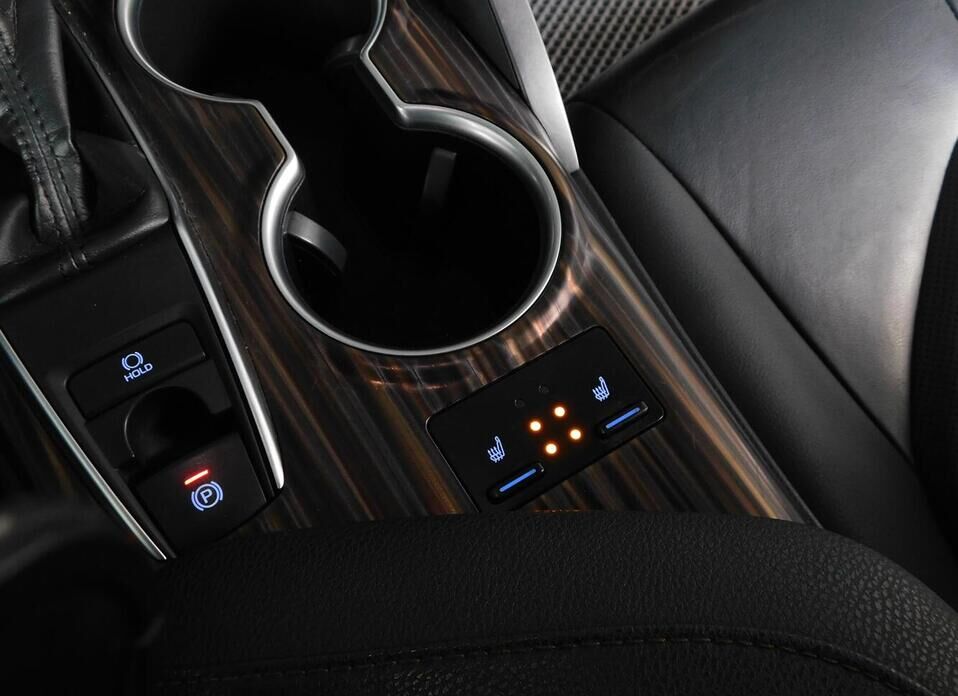 Toyota Camry, VIII (XV70) 2.5 AT (181 л.с.)