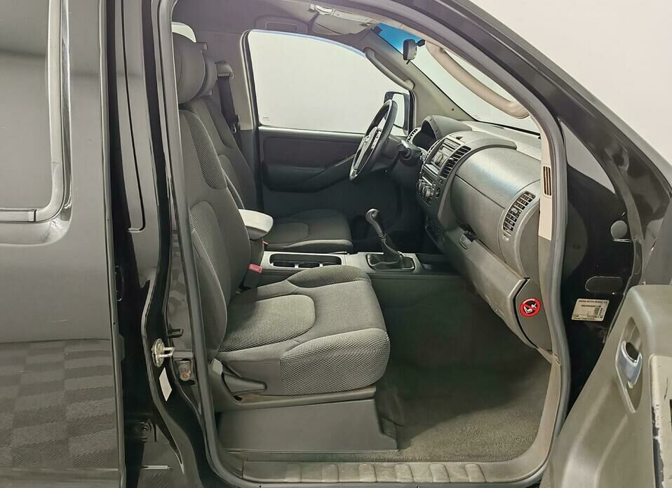 Nissan Navara (Frontier) 2.5d MT (174 л.с.) 4WD
