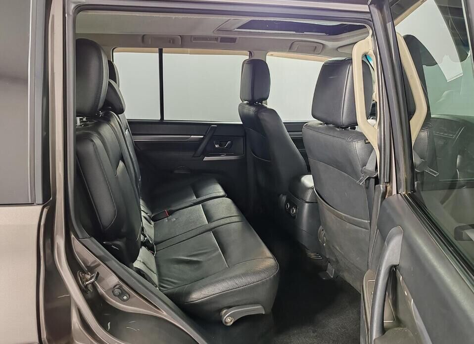 Mitsubishi Pajero, IV Рестайлинг 1 3.2d AT (200 л.с.) 4WD