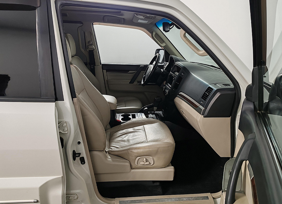 Mitsubishi Pajero, IV Рестайлинг 1 3.2d AT (200 л.с.) 4WD