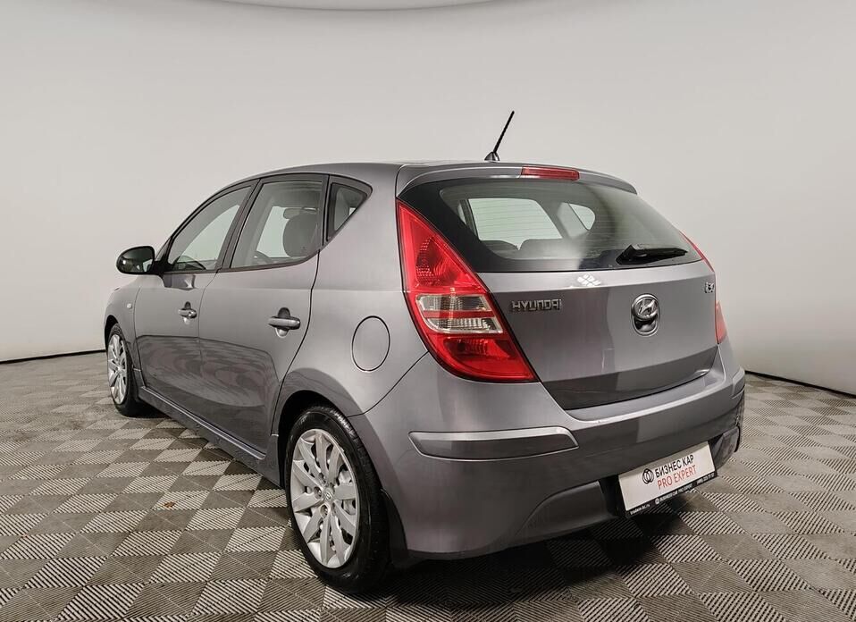 Hyundai i30, I Рестайлинг 1.6 MT (126 л.с.)