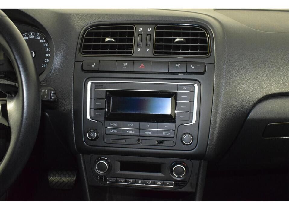 Volkswagen Polo, V Рестайлинг 1.6 AT (110 л.с.)