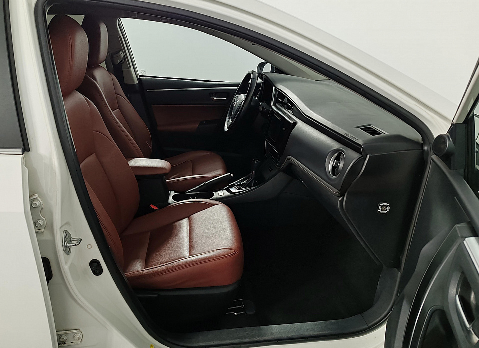 Toyota Corolla, XI (E160, E170) Рестайлинг 1.6 CVT (122 л.с.)