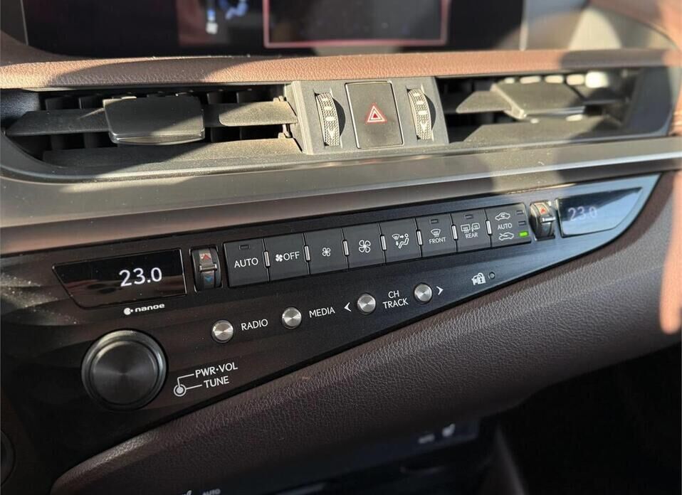 Lexus ES, VII 250 2.5 AT (200 л.с.)