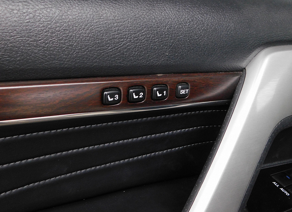 Toyota Land Cruiser, 200 Series Рестайлинг 2 4.6 AT (309 л.с.) 4WD