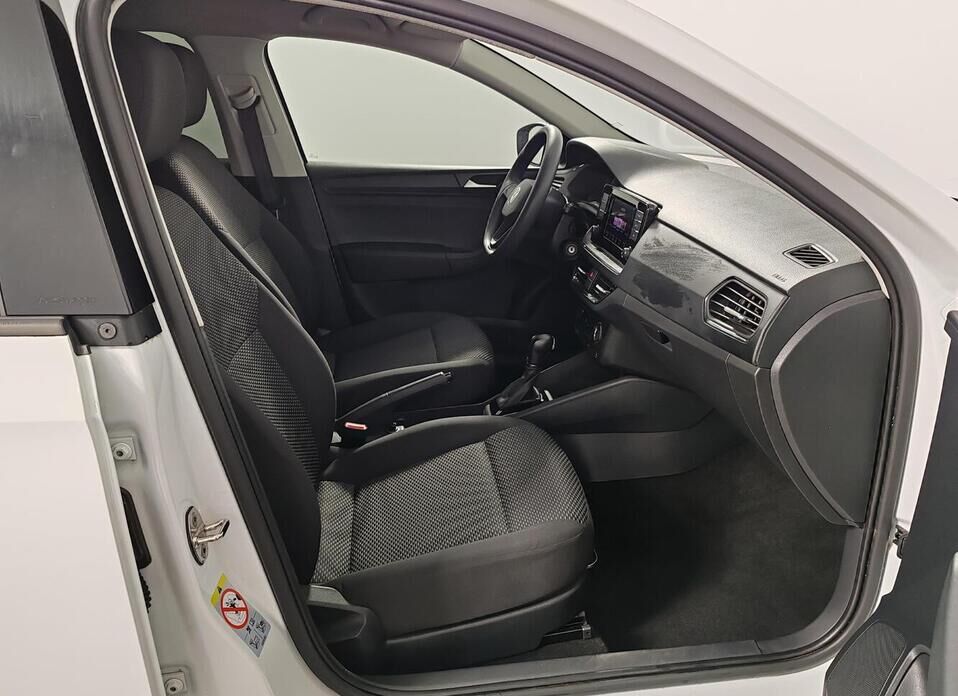 Volkswagen Polo, VI 1.6 AT (110 л.с.)