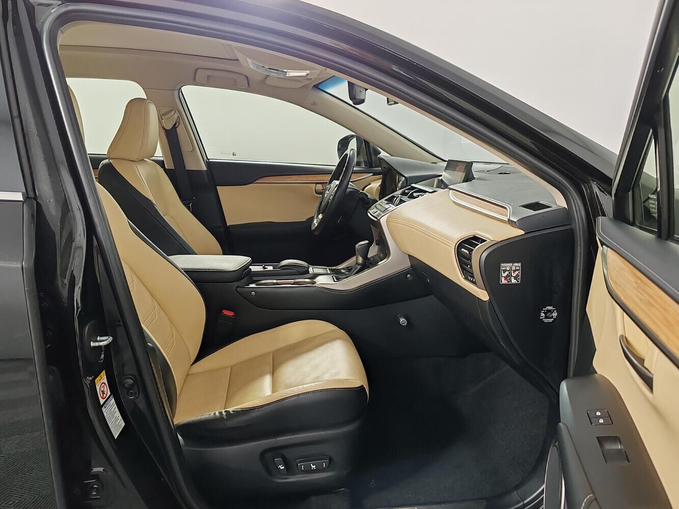 Lexus NX, I 200t 2.0 AT (238 л.с.) 4WD