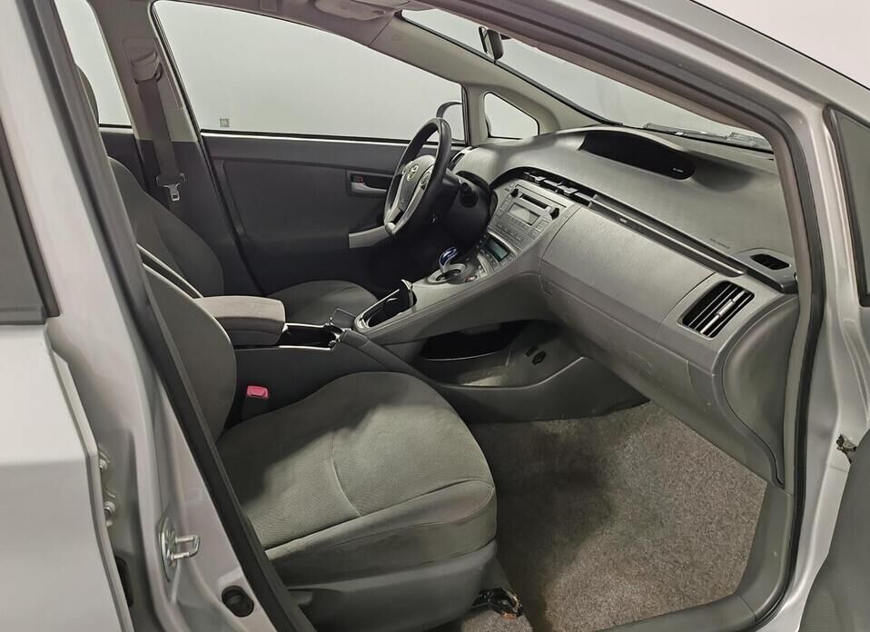 Toyota Prius, III (XW30) 1.8hyb AT (99 л.с.)