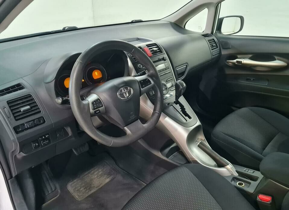 Toyota Auris 1.6 AT (124 л.с.)