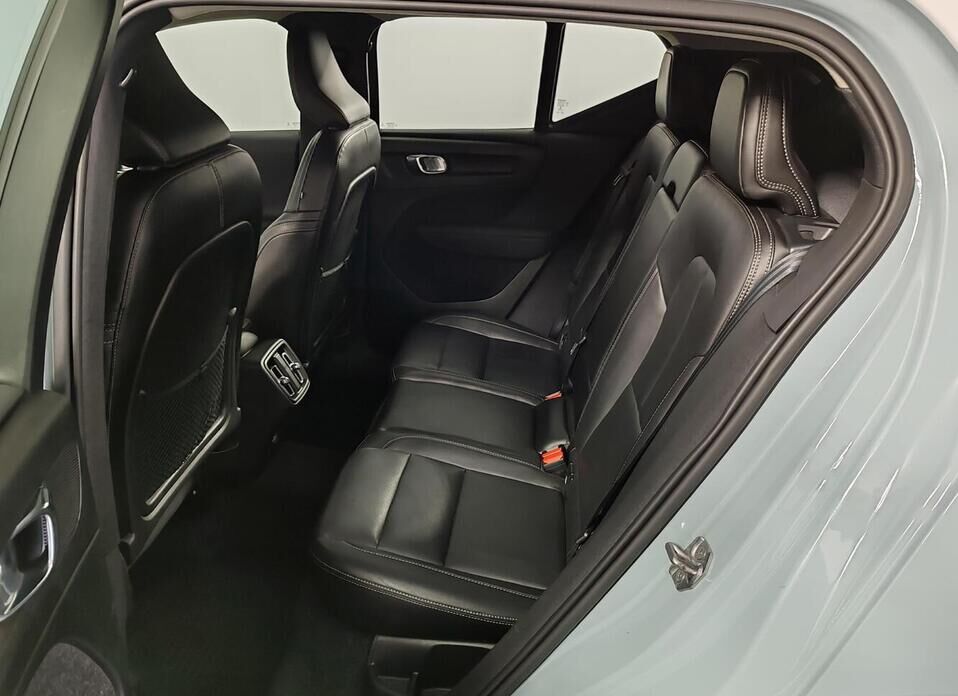 Volvo XC40 2.0 AT (190 л.с.) 4WD