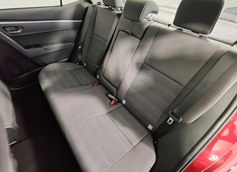 Toyota Corolla, XI (E160, E170) Рестайлинг 1 1.6 CVT (122 л.с.)