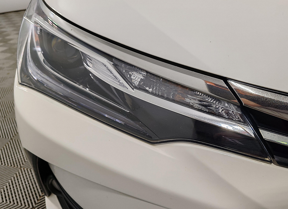 Toyota Corolla, XI (E160, E170) Рестайлинг 1.6 CVT (122 л.с.)