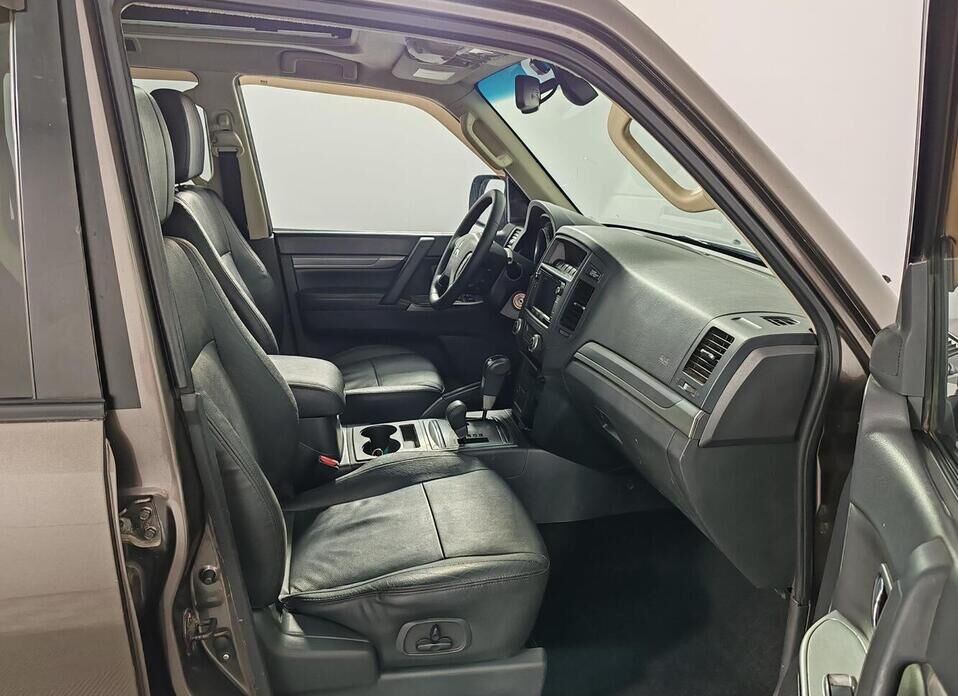 Mitsubishi Pajero, IV Рестайлинг 1 3.2d AT (200 л.с.) 4WD
