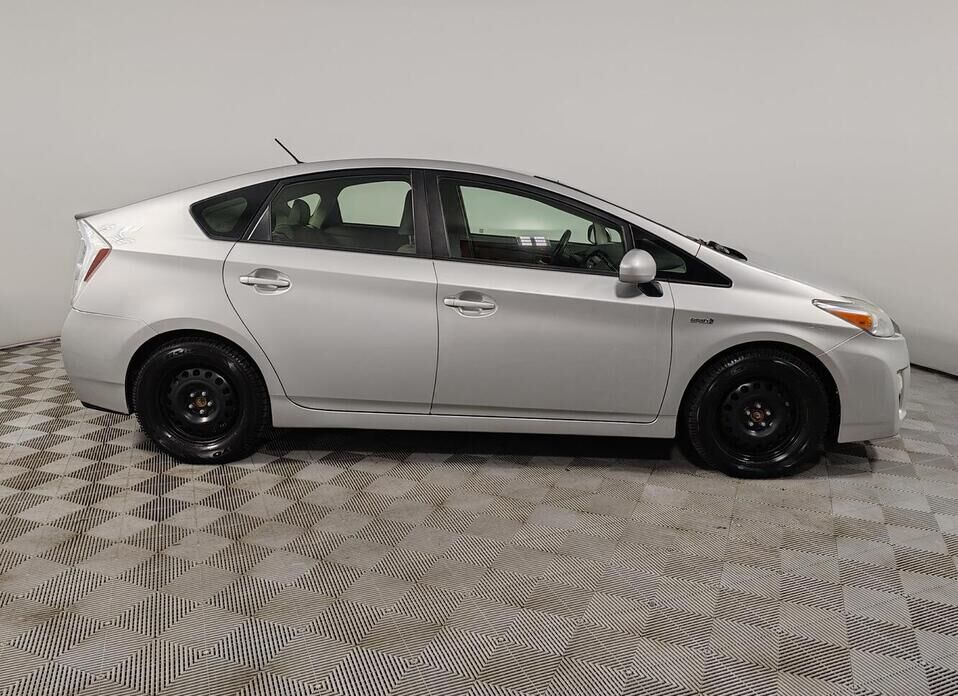 Toyota Prius, III (XW30) 1.8hyb AT (99 л.с.)