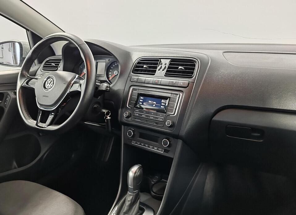 Volkswagen Polo, V Рестайлинг 1.6 AT (110 л.с.)