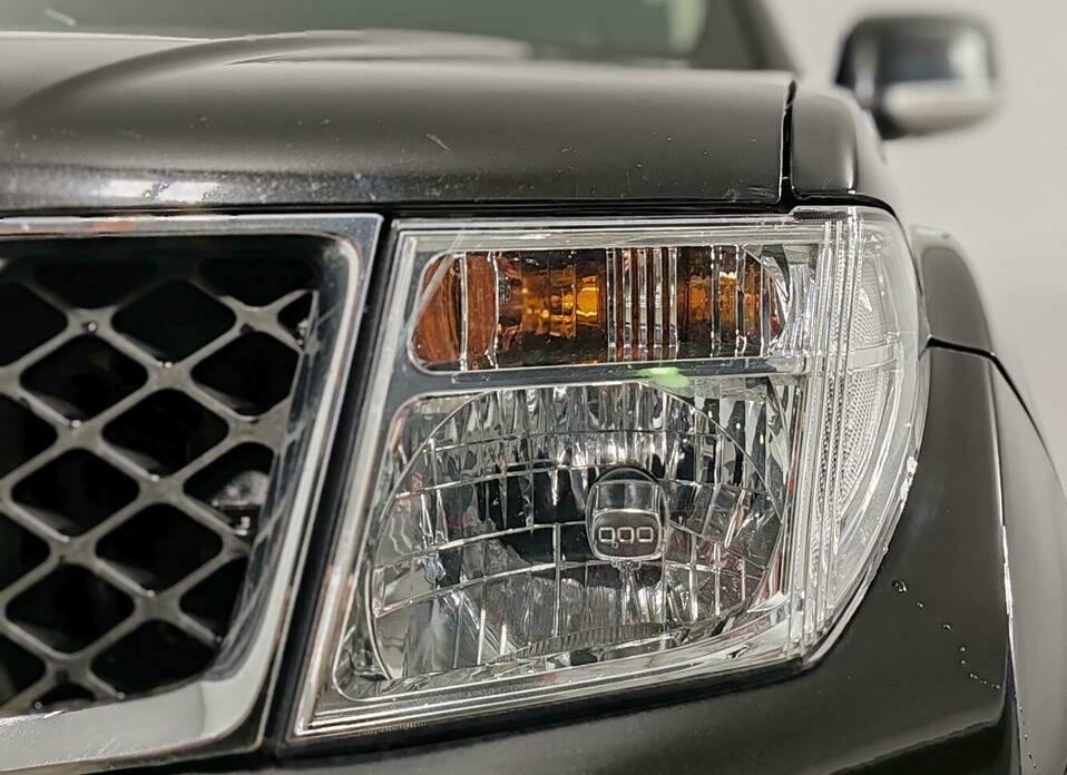 Nissan Navara (Frontier) 2.5d MT (174 л.с.) 4WD