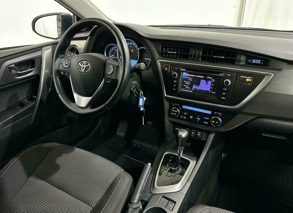 Toyota Auris 1.6 CVT (132 л.с.)