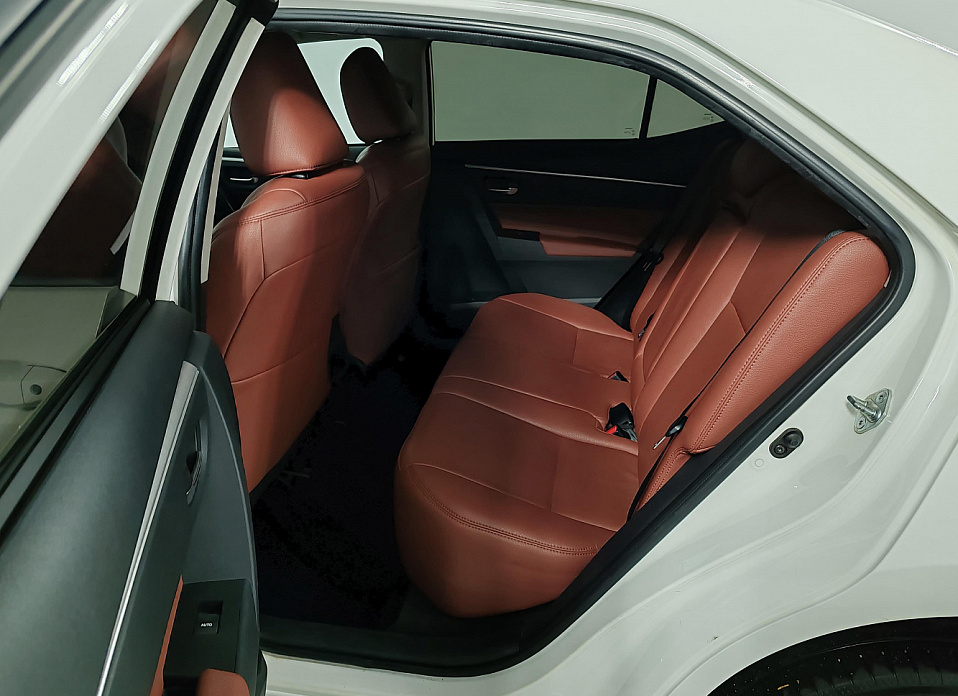 Toyota Corolla, XI (E160, E170) Рестайлинг 1.6 CVT (122 л.с.)