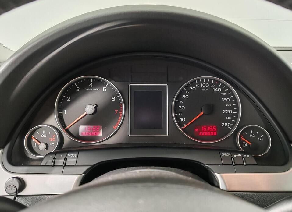 Audi A4, III (B7) 1.8 CVT (163 л.с.)