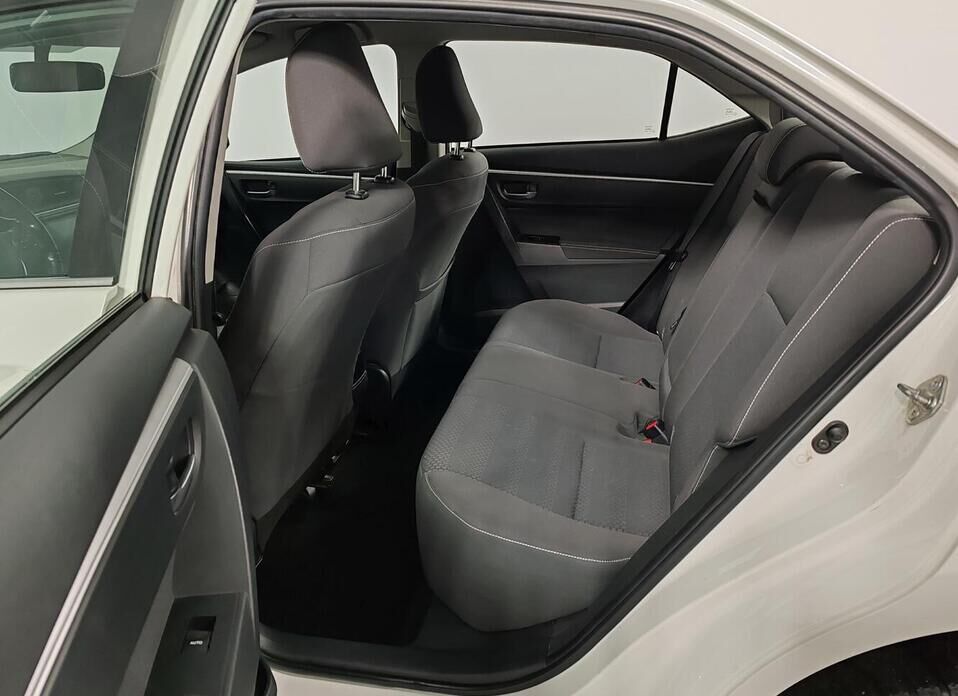 Toyota Corolla, XI (E160, E170) Рестайлинг 1.6 CVT (122 л.с.)