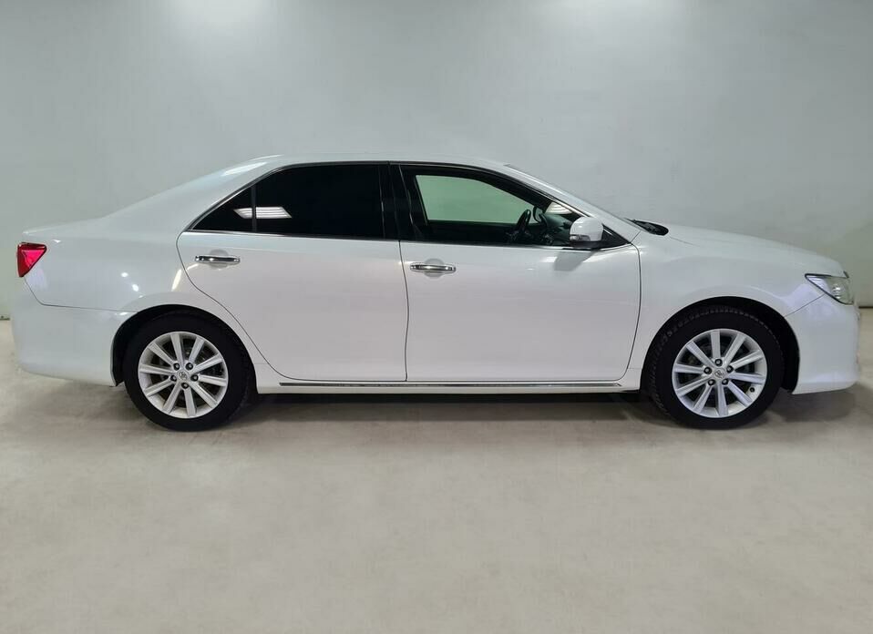 Toyota Camry 2.5 AT (181 л.с.)