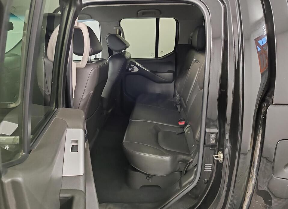 Nissan Navara (Frontier) 2.5d AT (174 л.с.) 4WD