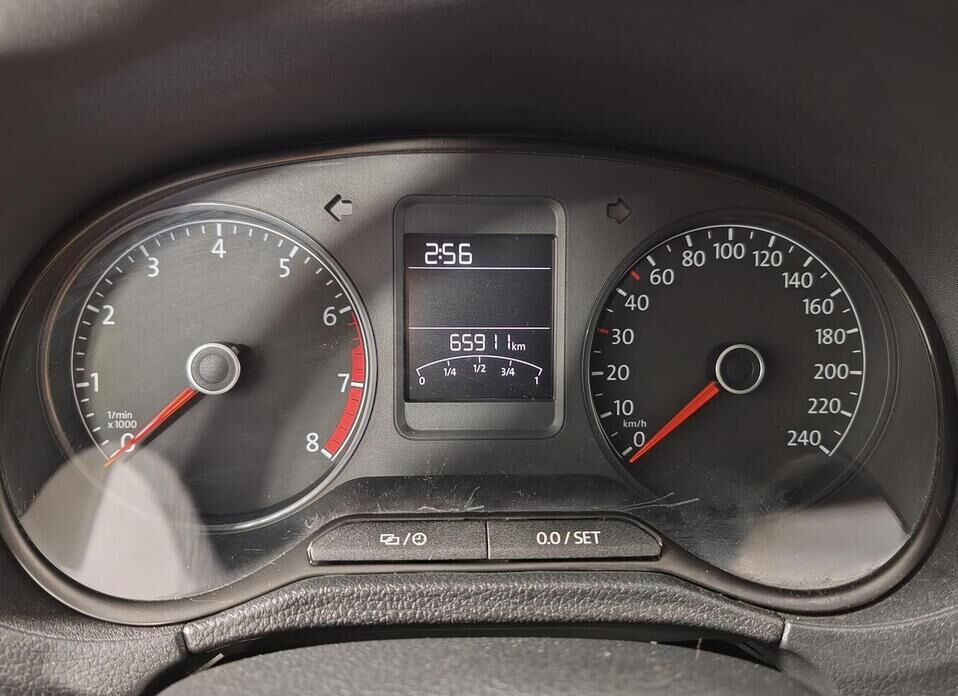 Volkswagen Polo 1.6 AT (110 л.с.)