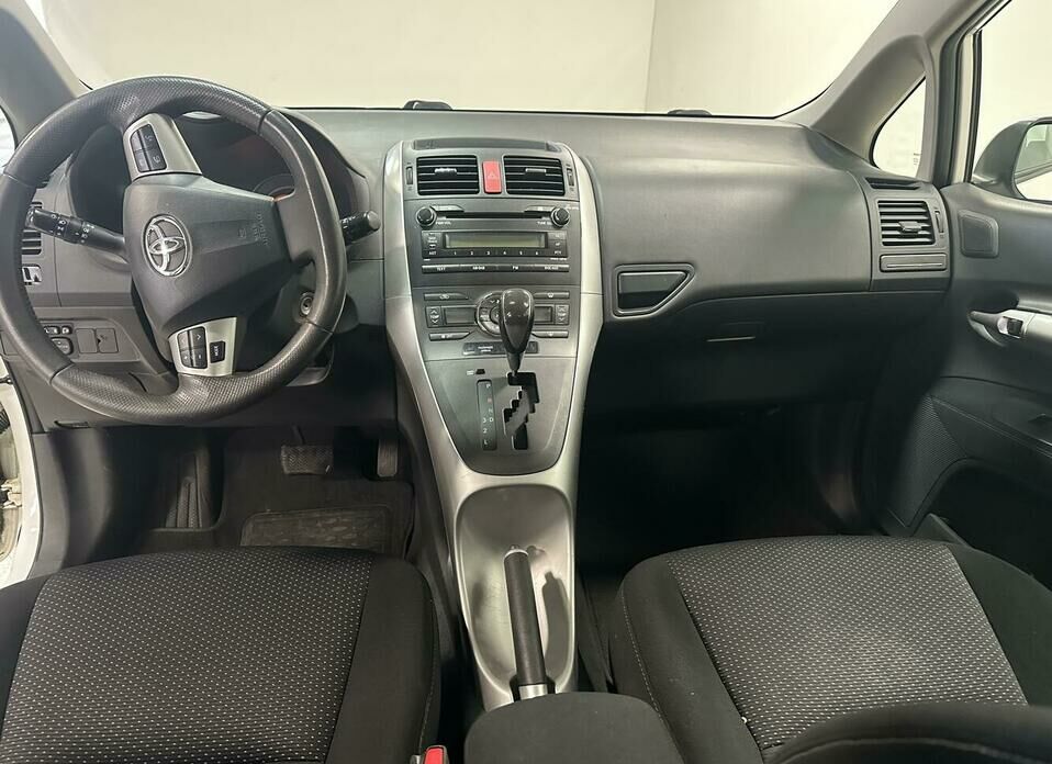 Toyota Auris 1.6 AT (124 л.с.)