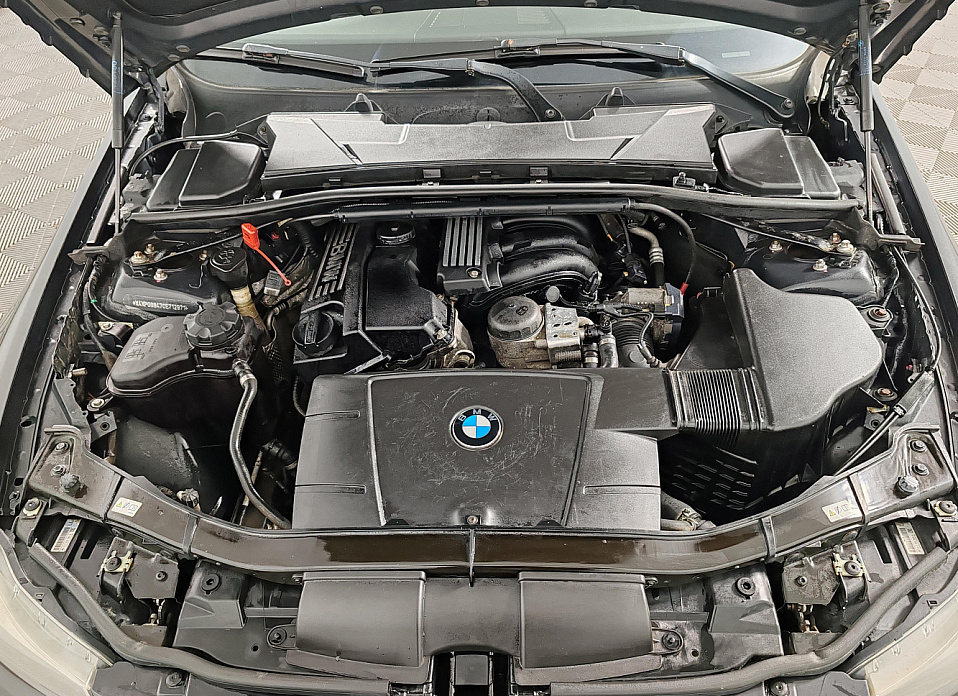 BMW 3 серии, V (E90/E91/E92/E93) Рестайлинг 320i 2.0 AT (156 л.с.)