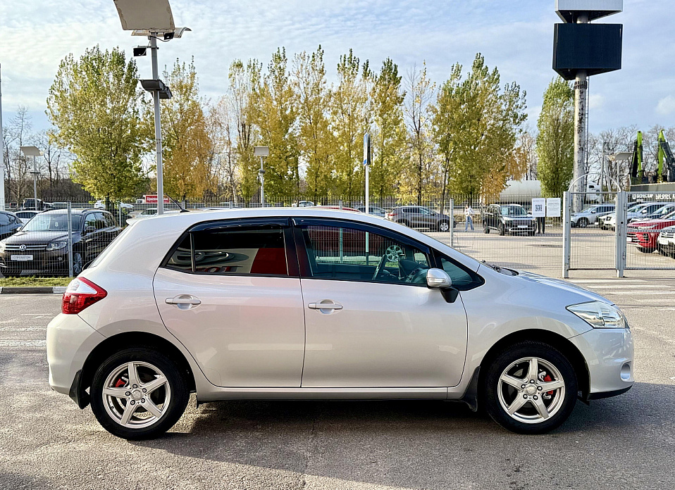 Toyota Auris, I Рестайлинг 1.6 MT (132 л.с.)
