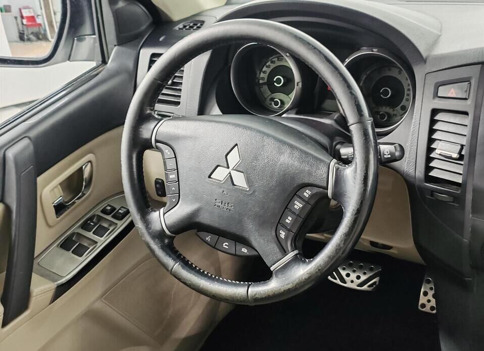 Mitsubishi Pajero, IV Рестайлинг 1 3.2d AT (200 л.с.) 4WD