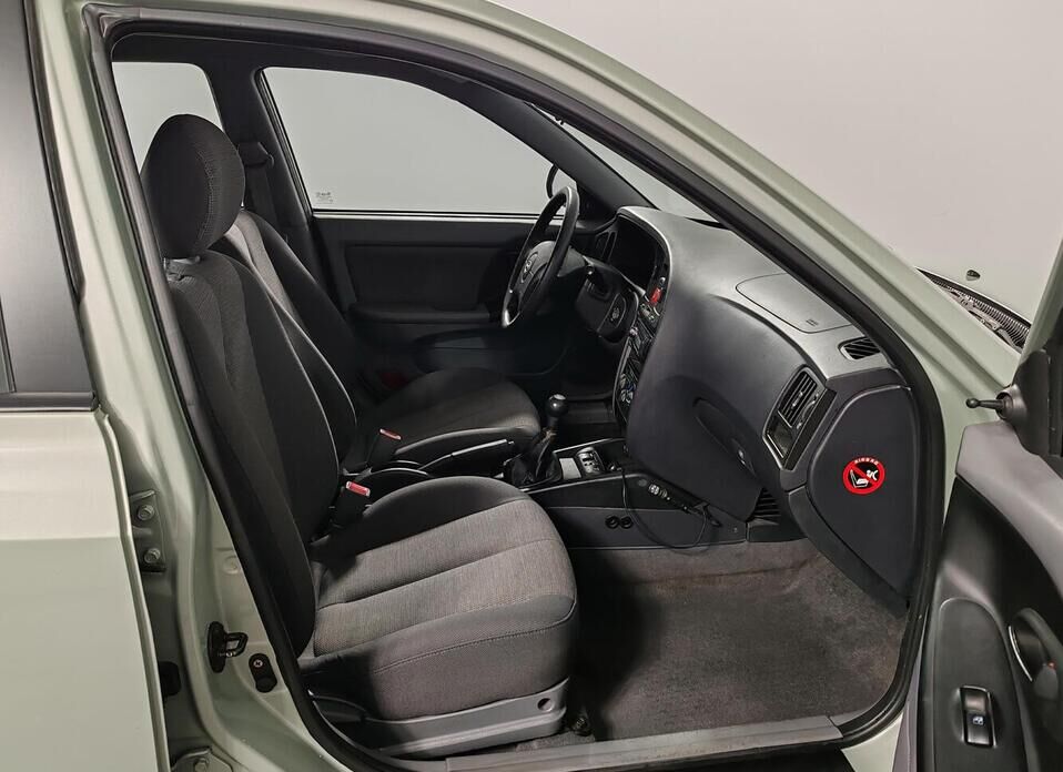 Hyundai Elantra, III (XD2) Рестайлинг 1.6 MT (105 л.с.)