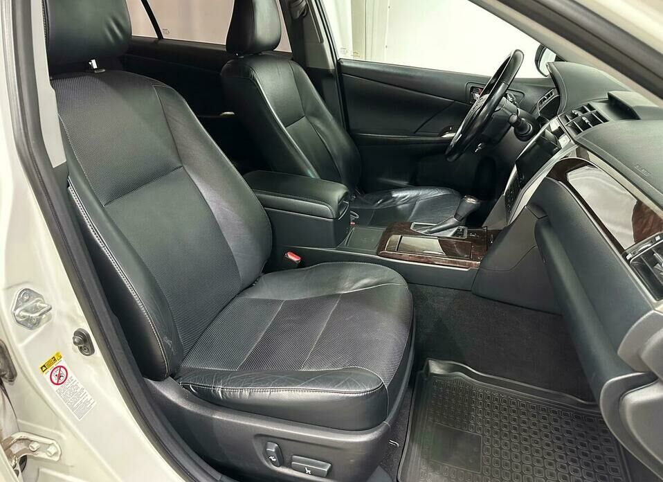 Toyota Camry 2.5 AT (181 л.с.)