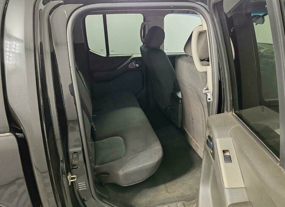 Nissan Navara (Frontier) 2.5d MT (174 л.с.) 4WD
