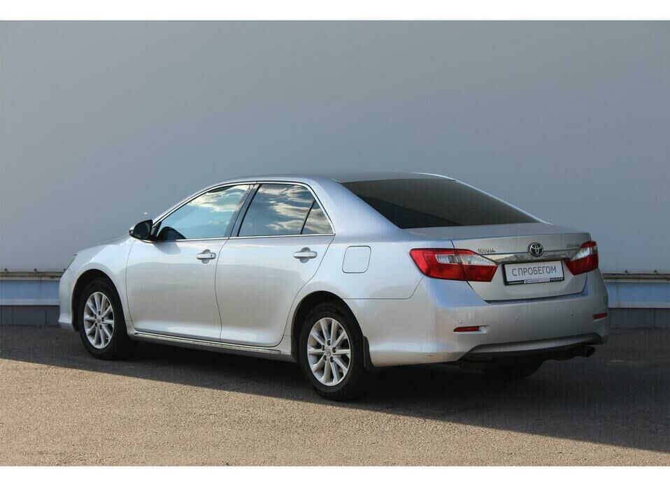 Toyota Camry 2.5 AT (181 л.с.)