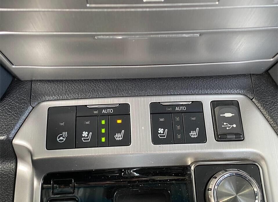 Toyota Land Cruiser, 200 Series Рестайлинг 2 4.5d AT (249 л.с.) 4WD