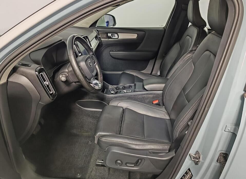 Volvo XC40 2.0 AT (190 л.с.) 4WD